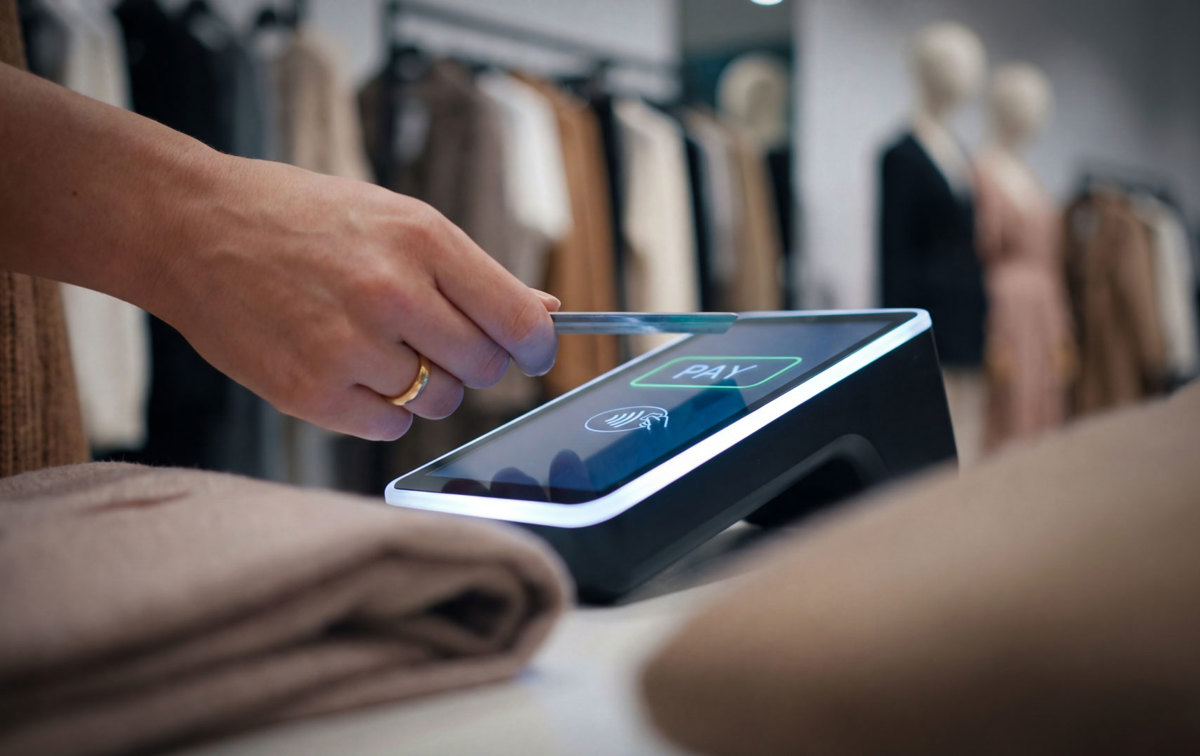 Eine Bezahlkarte wird über einen Scanner gelegt.