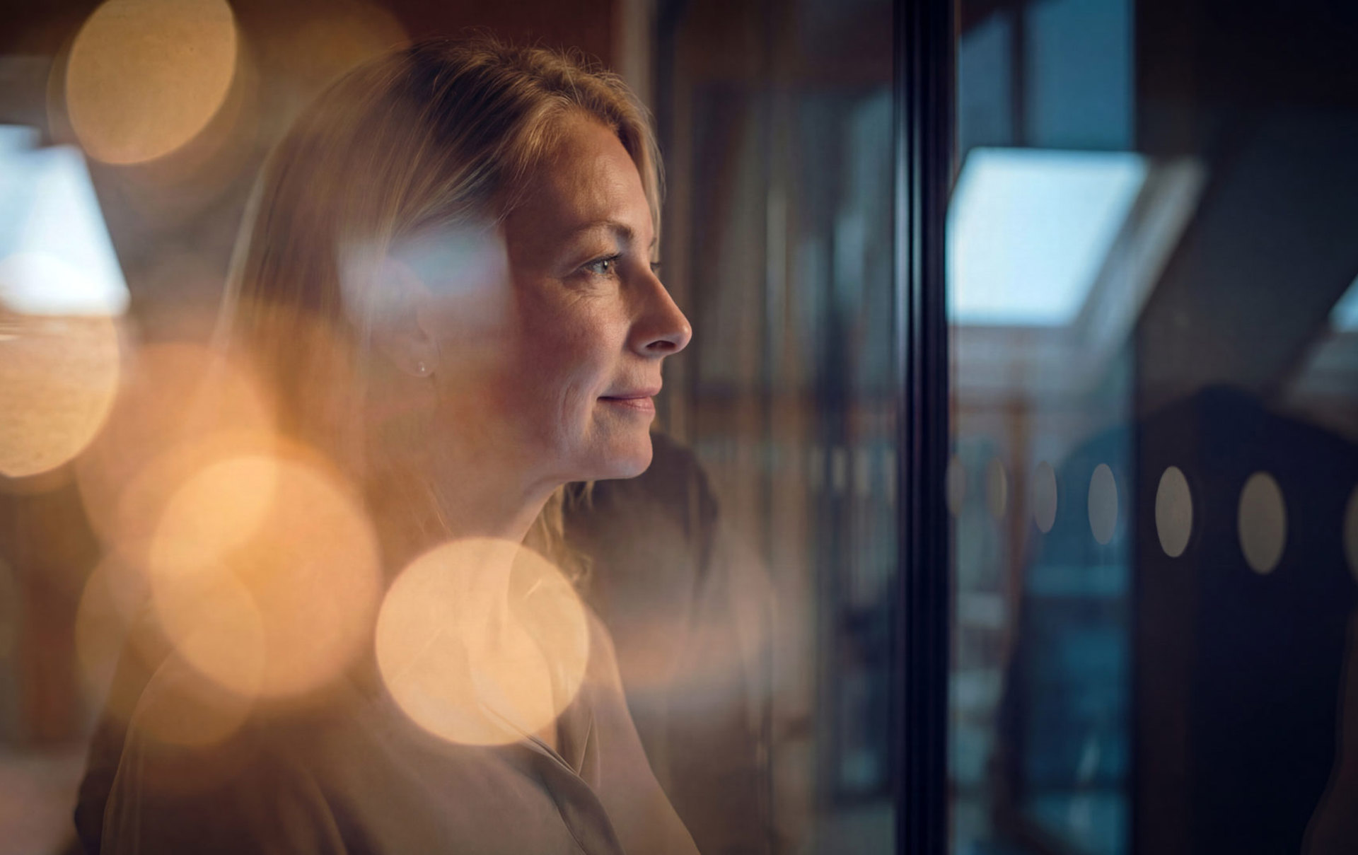 Eine Frau schaut aus dem Fenster
