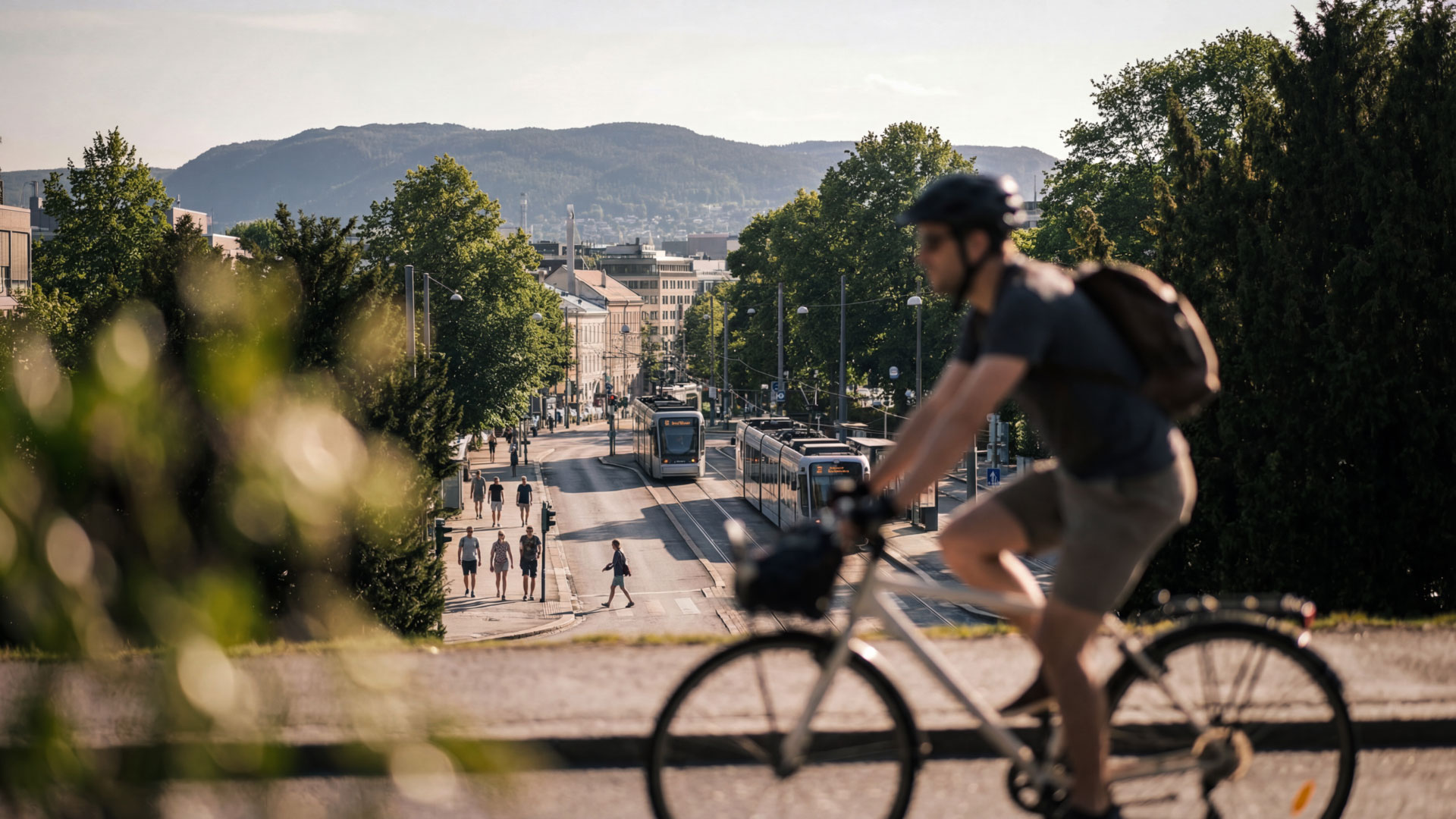 Ein Mann auf einem Fahrrad fährt durch die Stadt